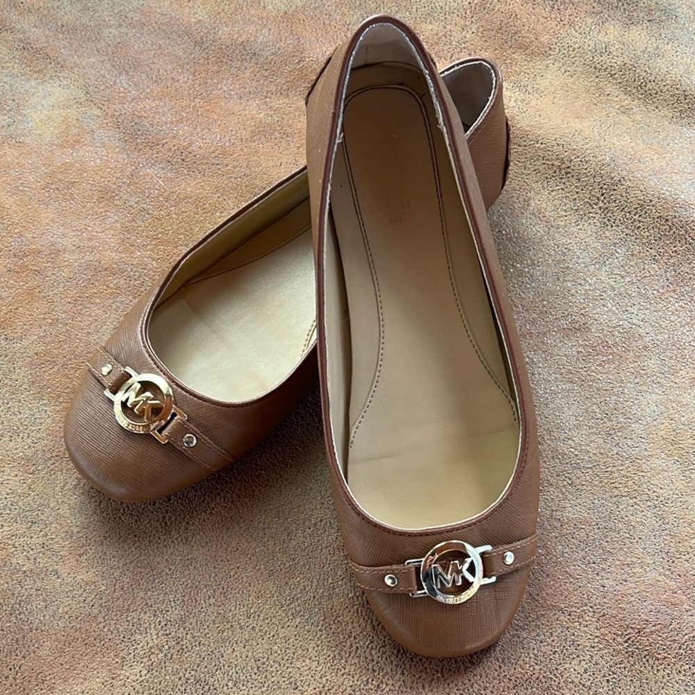 Michael Kors super comfy Brown Ballet Flats with Gold hardware. Size 6